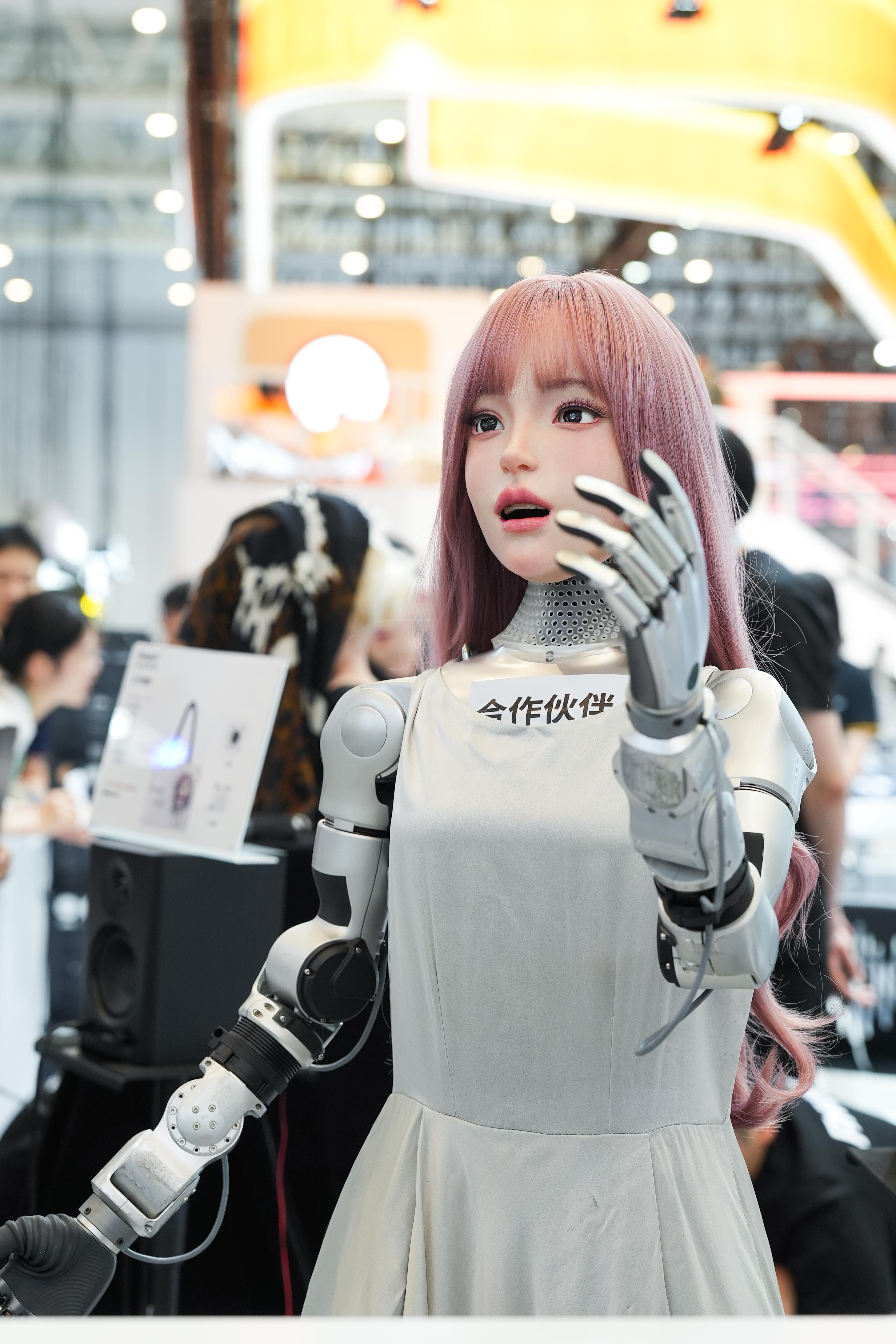 2026世界机器人大会｜宇树科技机器人有了仿生脸！G1新形态“机械歌姬”亮相