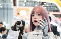 2026世界机器人大会｜宇树科技机器人有了仿生脸！G1新形态“机械歌姬”亮相