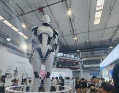 中坚科技携两层高概念人形机器人ZERO亮相2026世界机器人大会