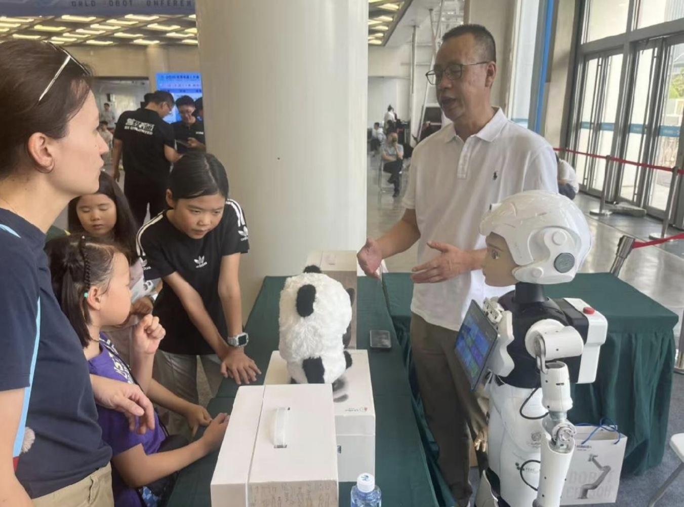 2026世界机器人大会｜“飞燕”养老机器人出圈：从展台走向康养实景