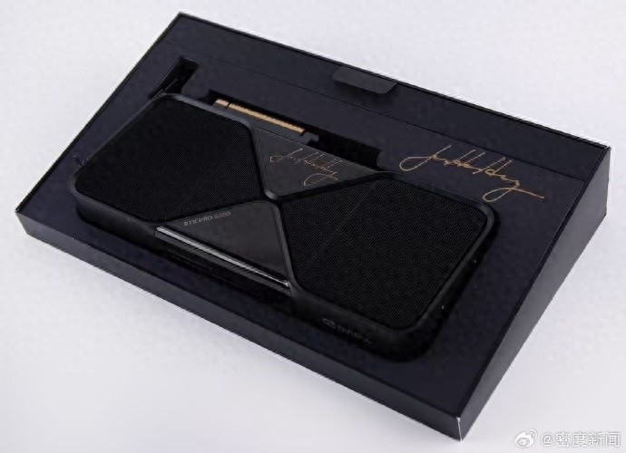 黄仁勋签名的RTX Pro 6000显卡拍出5.7万美元，接近估价十倍