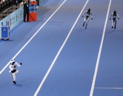 从“害羞狂奔”到1500米耐力赛，机器人一天多次刷新人类纪录