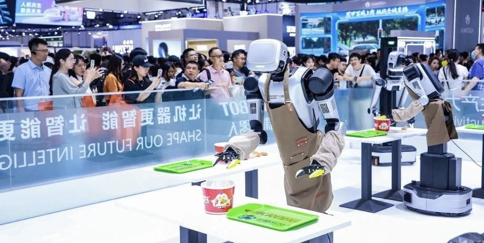 明略科技携手海康机器人亮相  正式布局具身智能赛道