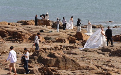 把大海写进爱情!青岛前海定格浪漫婚纱照