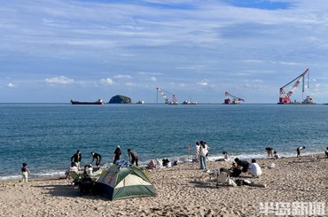晴日流清湾，山海引游人