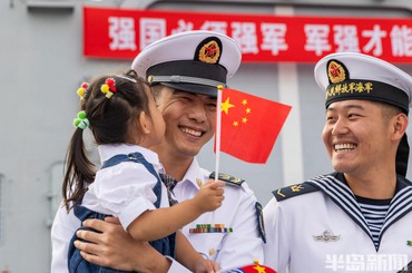 青岛奥帆中心码头：参观战舰，祝福海军