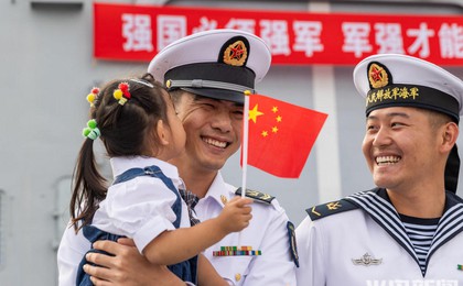 青岛奥帆中心码头：参观战舰，祝福海军