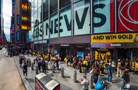影石美国首店开业  时代广场排起千人长队