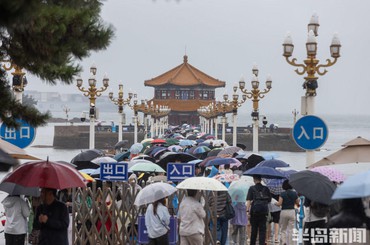 雨中逛栈桥，乐享假期！