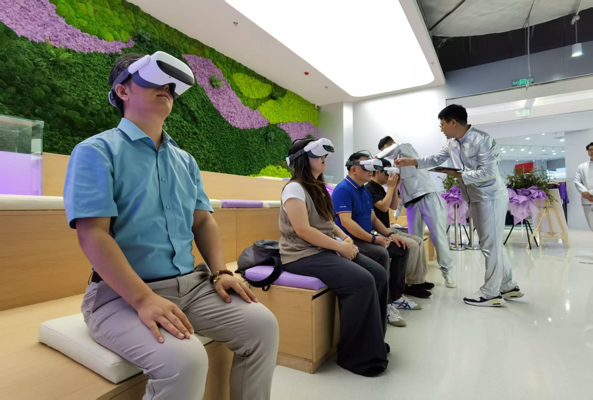 VR眼镜、律动椅、智能戒指，AI健康生活方式体验馆亮相北京