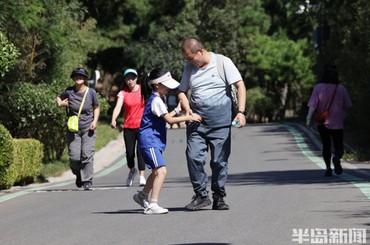 假期首日，爬山健身