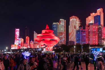看灯光秀，赏海滨夜色，五四广场夜晚人气火...