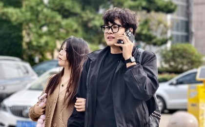青岛：天色略沉海风好，游人漫步享清秋