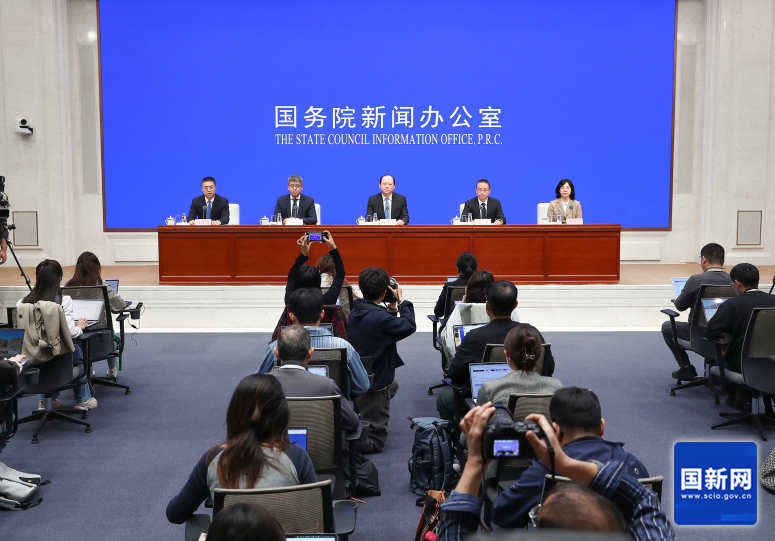 我国人形机器人整机产品突破400款，预计全年产量超10万台