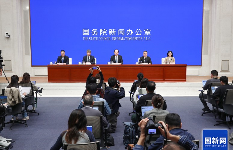 我国人形机器人整机产品突破400款，预计全年产量超10万台