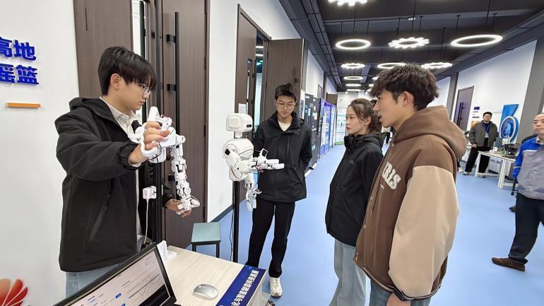 “工业自动化与智能制造科技巡展”走进哈尔滨广厦学院