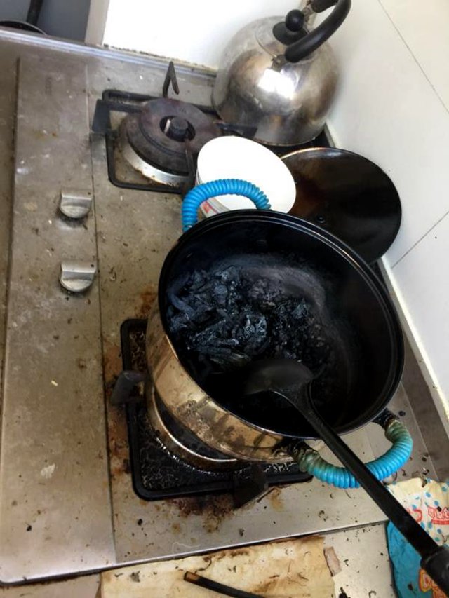 出门忘关火厨房冒起浓烟关键时刻一把烫手铁勺立了功