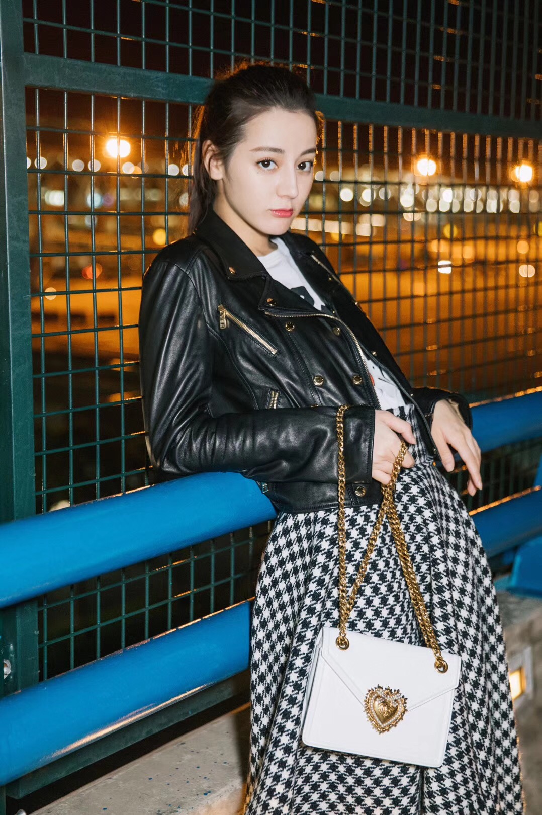 迪丽热巴皮衣配喇叭裙扎马尾俏皮少女感十足