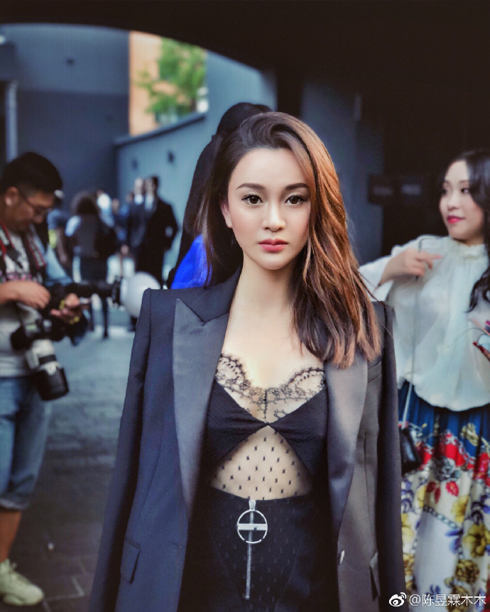 可仔细翻阅陈昱霖的微博资料,发现她给自己加了很多奇奇怪怪的tag,"