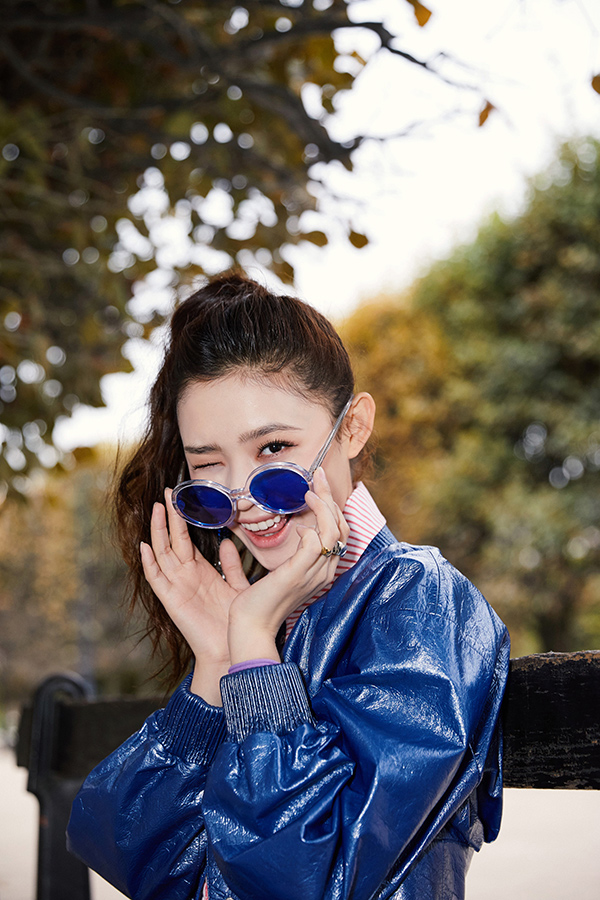 林允现身巴黎时装周蓝色皮衣套装干练利落