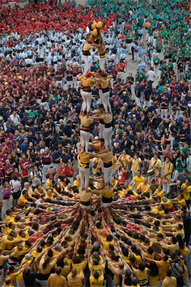 由身着白裤,黑布缠腰的"塔人"一层层以叠罗汉的方式搭