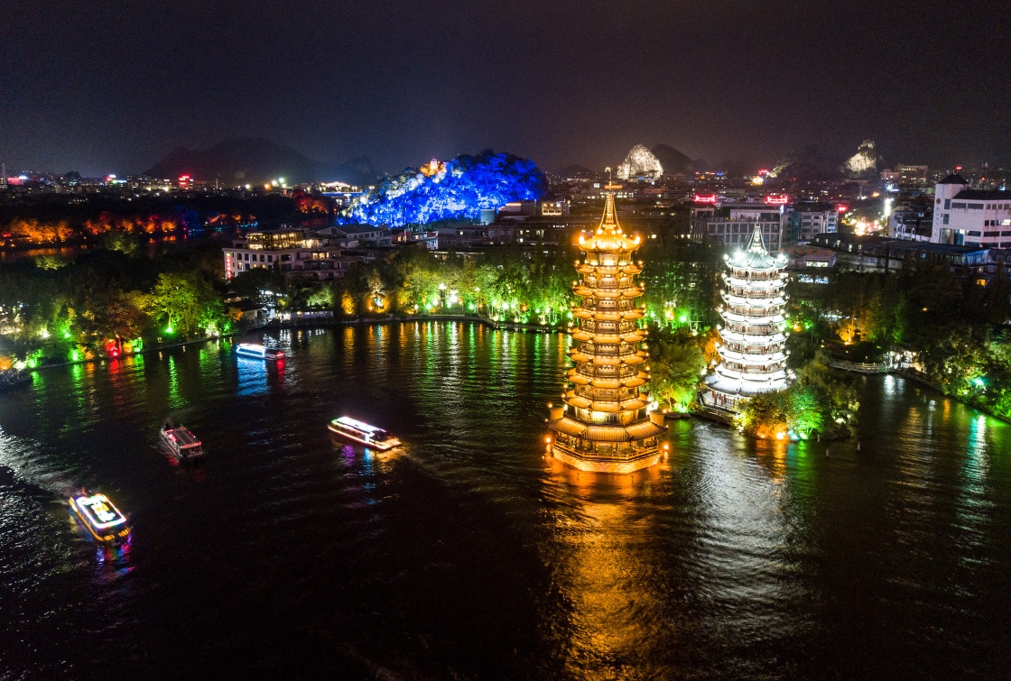 桂林阳朔县兴坪镇漓江景色(10月18日无人机拍摄).