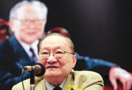 据消息,一代武侠小说泰斗查良镛(笔名:金庸)去世,享年94岁.