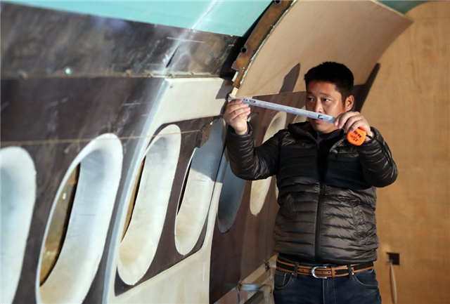 为圆梦想他手工造飞机