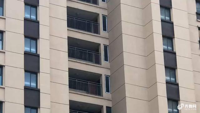 该小区的居民楼,几乎每层都装有连廊,连廊护栏的高度占连廊总高的三分