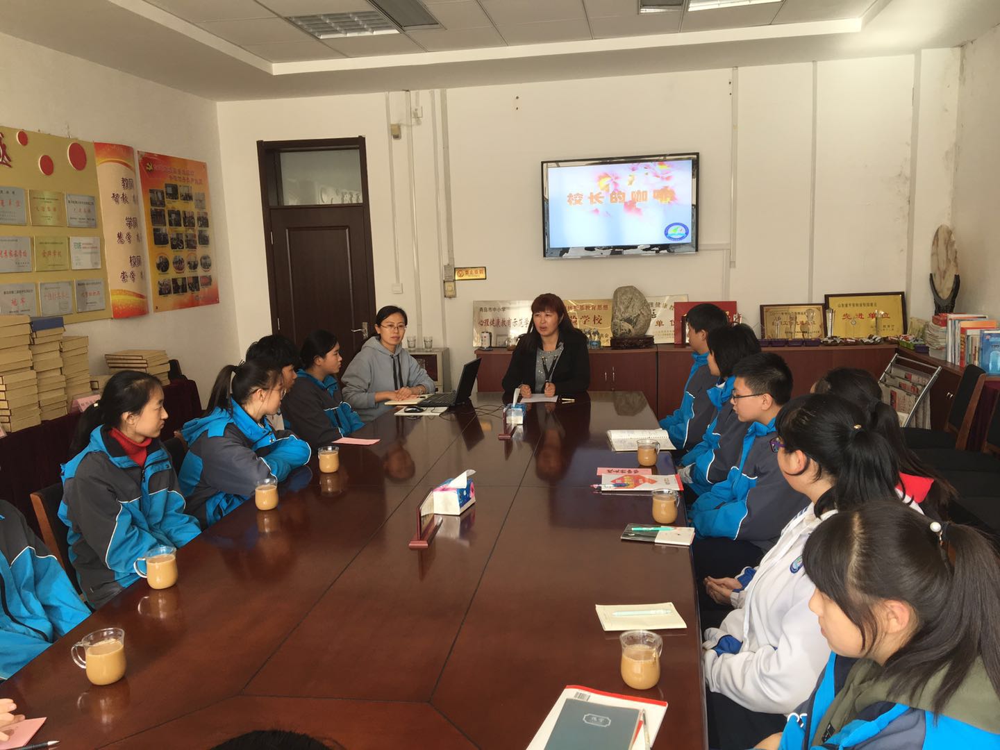 期中考试结束,青岛47中校长张静向学校各年级学生发出邀请,同他们座谈