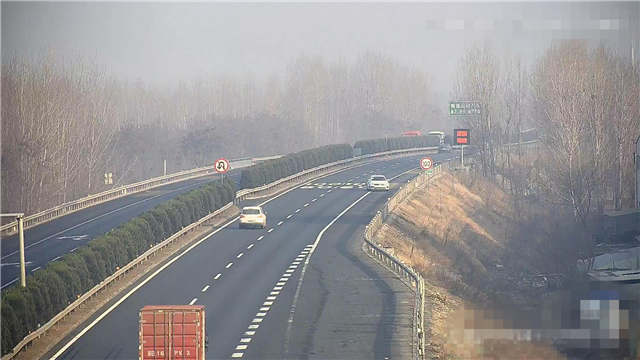 12月23日上午8时53分,青岛同三高速公路大队指挥室民警在视频巡检时