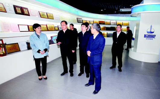 12月26日,青岛市市委常委,统战部部长王久军,大众报业集团党委常委