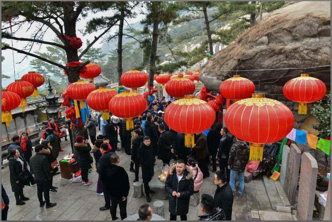 新年新气象逛华严寺庙会祈福不用烟火用鲜花馒头