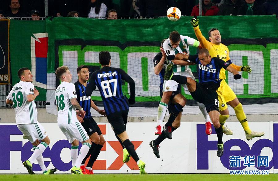 国际米兰队守门员汉达诺维奇(右一)在比赛中扑救.新华社/路透社