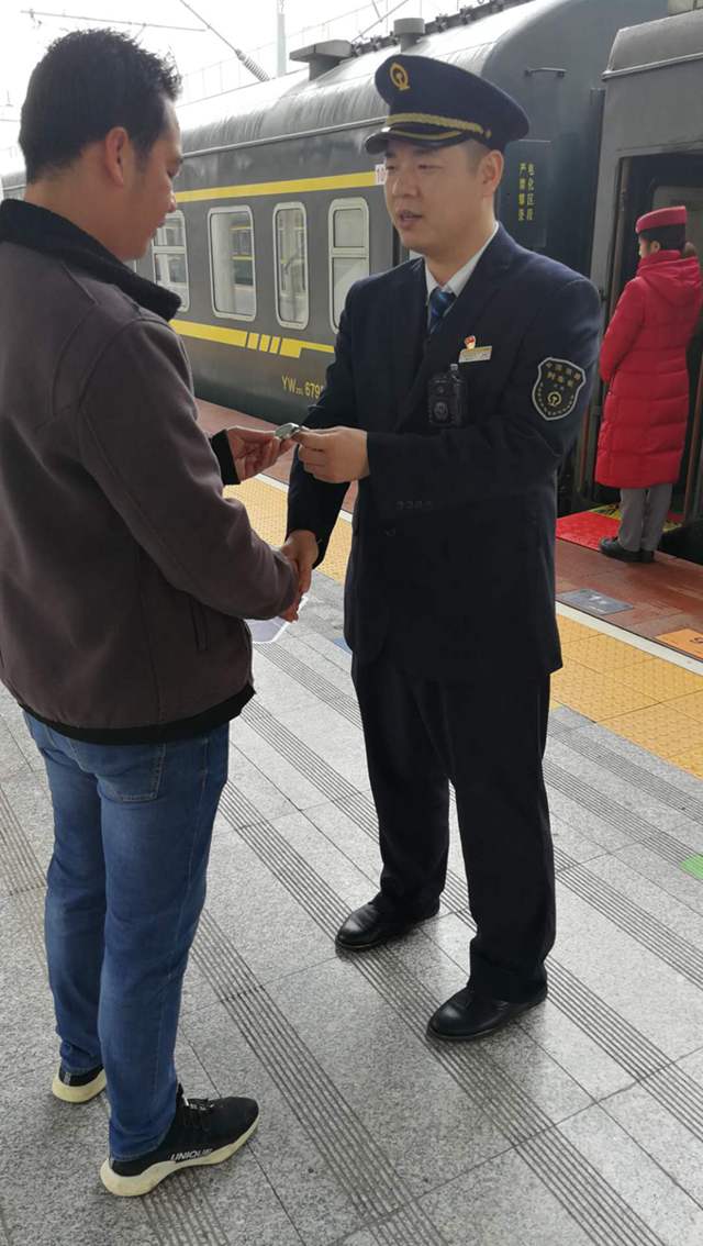 昂贵手表落在火车上青岛列车长精心保管8天