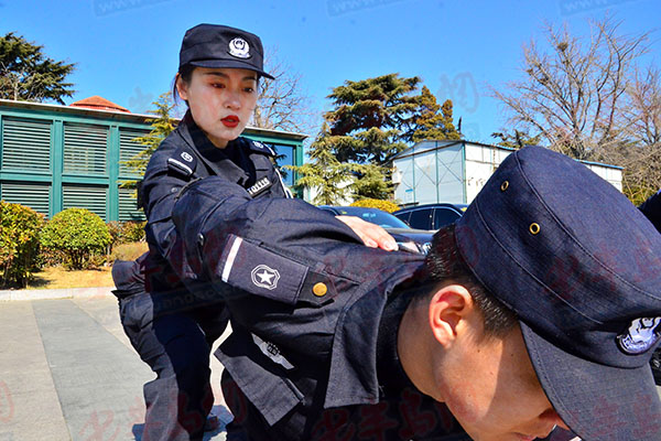 巾帼建功保平安青岛唯一女子特勤中队走进青岛炮台山