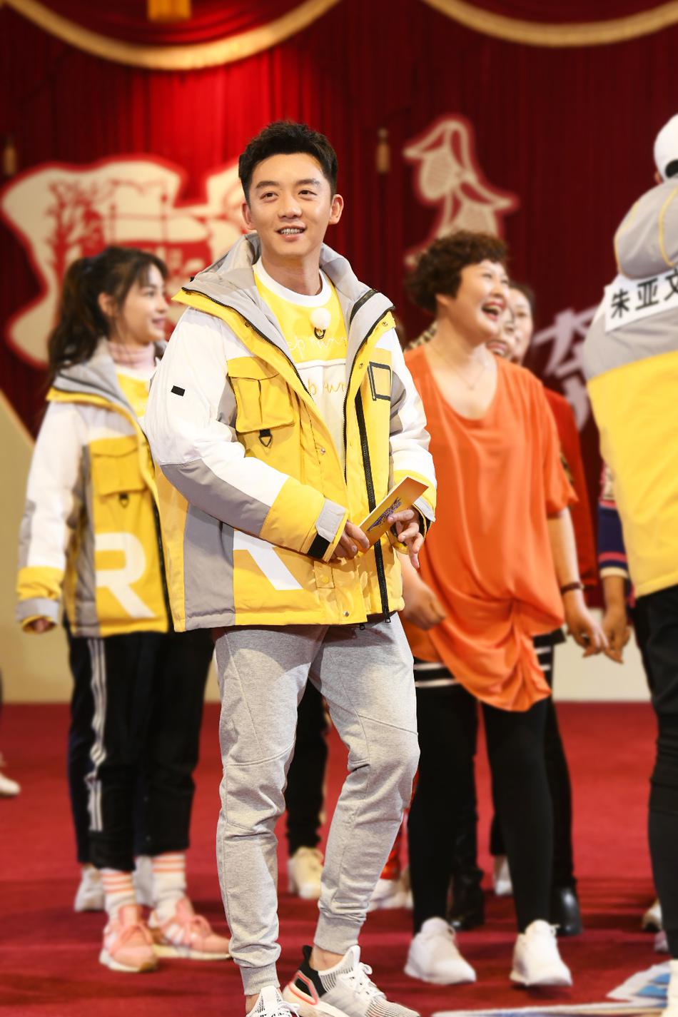 奔跑吧鞍山录制吴尊戴发带活力满满baby可爱俏皮