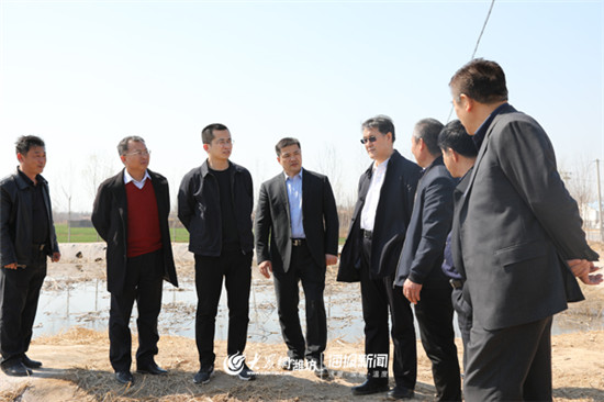 期间,赵光强认真听取了潍坊学院驻村"第一书记"杜建国,于尔河,王国栋