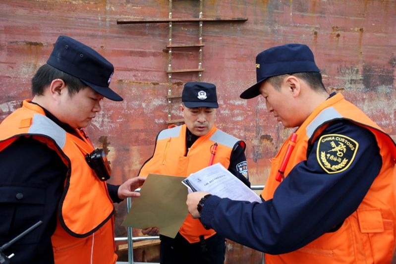 宛若大片!黄岛海关联合边检部门开展海上联合执法