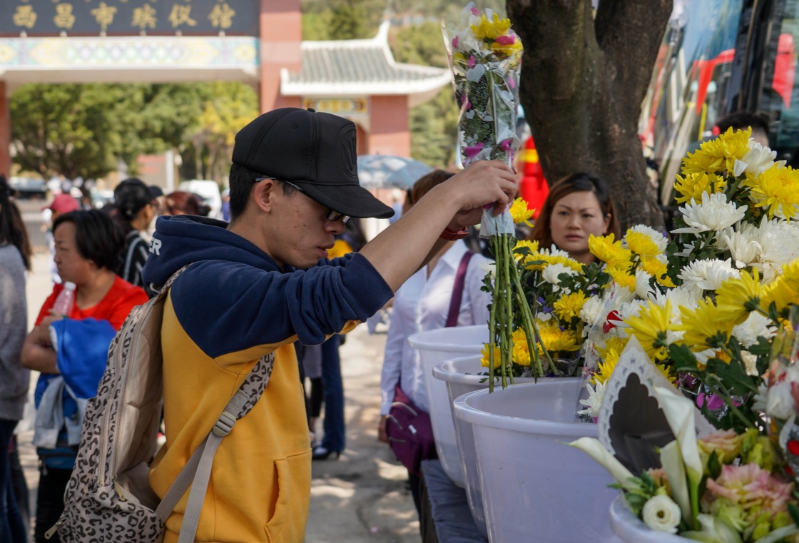 記者採訪還原木裡大火撲救的三天三夜現場石頭燒炸裂全鎮救火力量凌晨