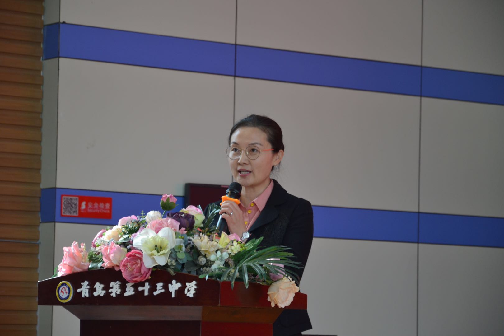 "青岛五十三中校长李红梅告诉记者,按国家课程设置课时安排,6年级每周