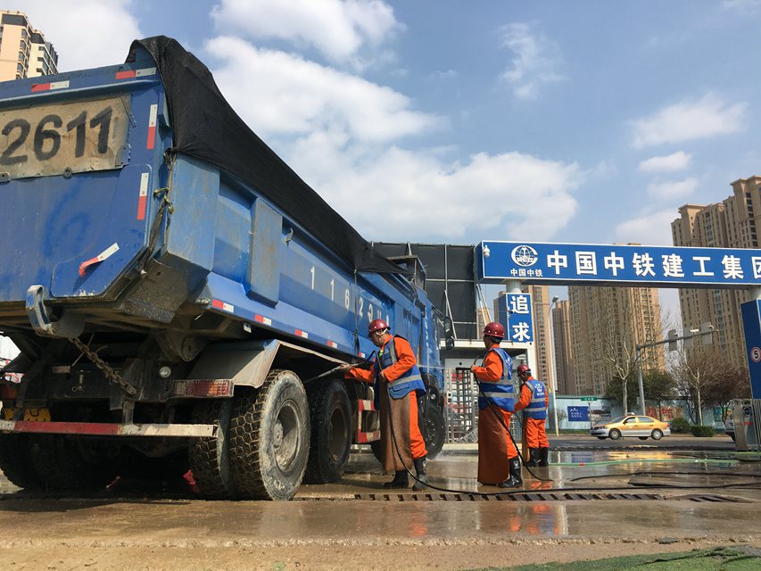 最美青岛建设者丨工地洗车工不畏雨雪 冲渣土车洗扬尘冻裂双手