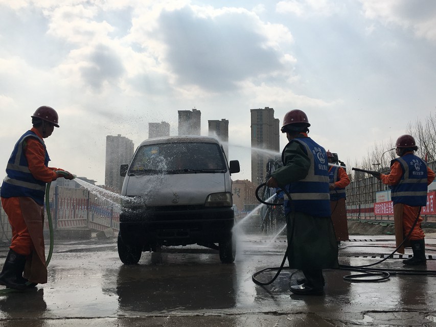 最美青岛建设者丨工地洗车工不畏雨雪 冲渣土车洗扬尘冻裂双手