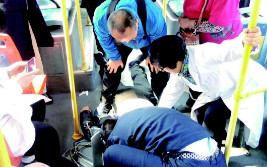 青岛一老人公交车上突发心梗 司机乘客接力施救