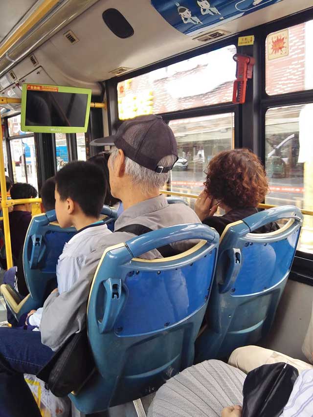 公交车让座的照片图片
