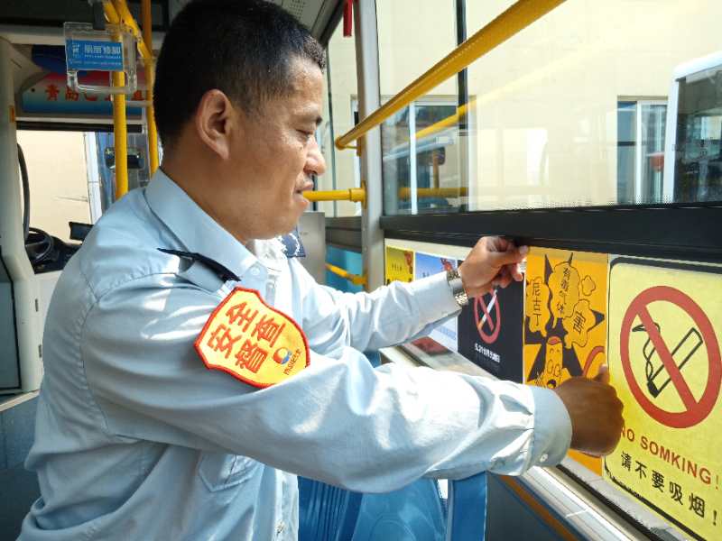 青岛公交319路上禁烟搭上剪纸提高市民戒烟意识