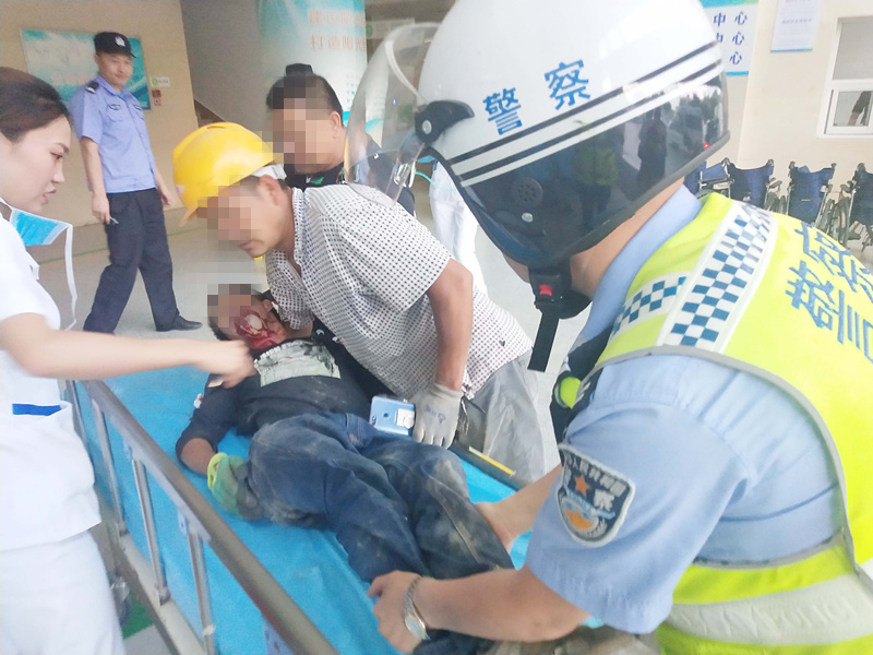 工人工地受伤几近昏迷警车开道护送紧急就医