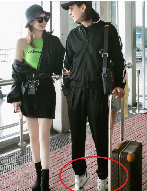 李承铉因为身高不高,在机场走着的时候还直接踮起脚尖与老婆比身高