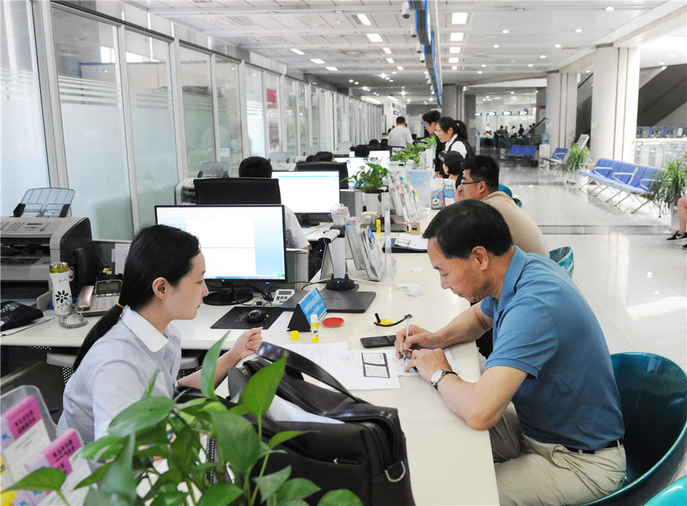 一站式办理青岛市行政审批大厅半小时为3辆出租车办好了三证