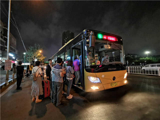 夜间逛青岛别怕没车坐青岛多条夜公交延时